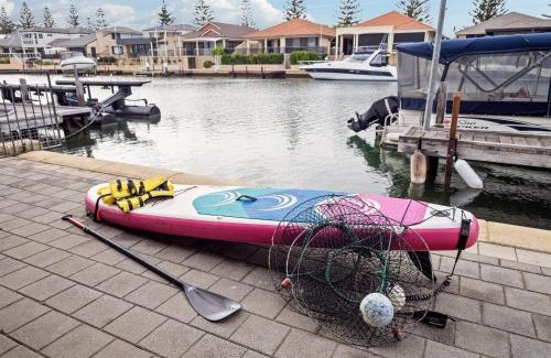 Halls Head House | Summer-ready Canal Homeprivate Jettypets!