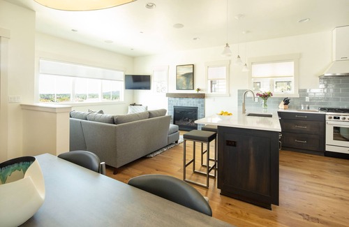 Bend Cottage | Summer retreat ~ cozy beds ~ hot tub ~ Bend/Bachelor ~ new amenities ~🐶