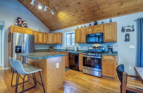 Madison House | Summer Retreat in the White Mountains; Private Lakes & Hiking.