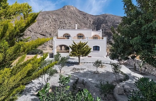 Perissa Villa | SummerHouse Collection with Jacuzzi in 2k m² plot in Santorini Perissa Beach