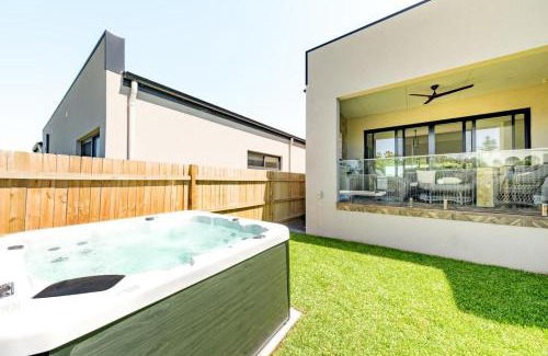 Diamond Beach House | Summerland 10