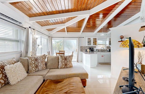 Summerland Key House | Summerland Canal-Front Escape w/Plunge Pool, Dock, Tiki Bar, WiFi & Laundry