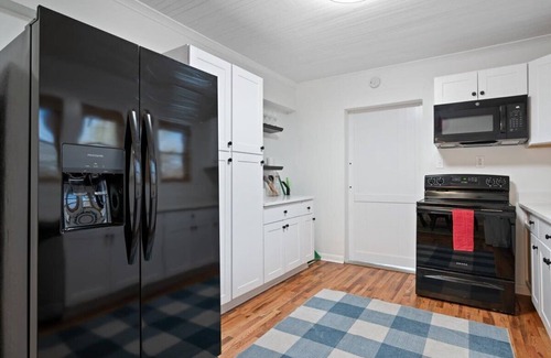 Richmond Hill House | Summertime near SAV, Fast EV Charger + Pets