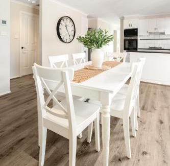 Delahey House | Summery 4BR Home by Mel Airport, CBD & Watergardens