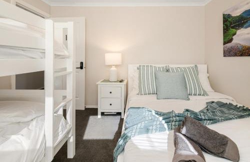 Delahey House | Summery 4BR Home by Mel Airport, CBD & Watergardens