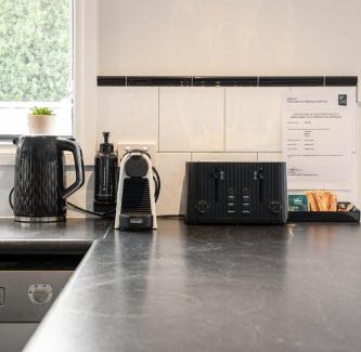 Delahey House | Summery 4BR Home by Mel Airport, CBD & Watergardens