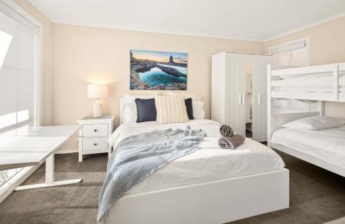 Delahey House | Summery 4BR Home by Mel Airport, CBD & Watergardens