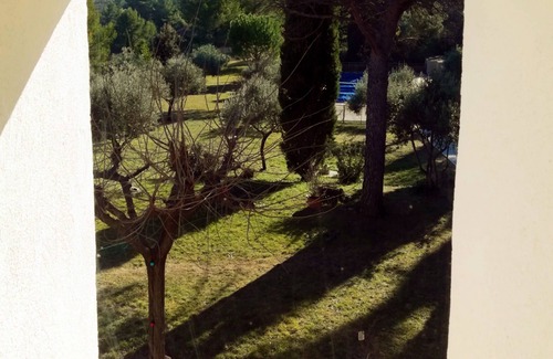 Mormoiron Apartment | Summit: 2 bedrooms, access to large pool, terrace and parking