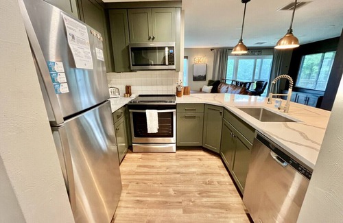 Hidden Valley Apartment | 🍁 Summit Blossom – Luxury Condo w/Fireplace, Views & Spa-Inspired Comfort ✨