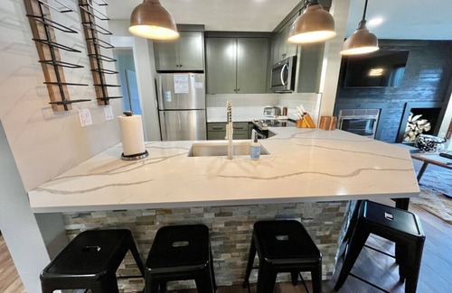 Hidden Valley Apartment | 🍁 Summit Blossom – Luxury Condo w/Fireplace, Views & Spa-Inspired Comfort ✨