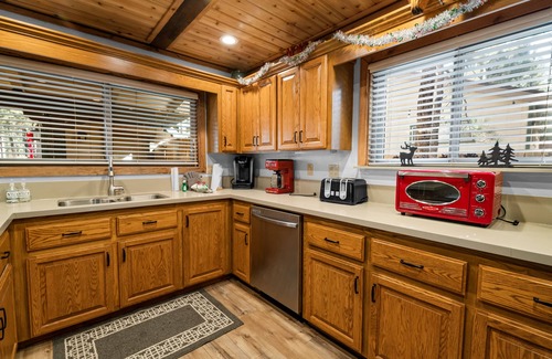 Summit Estates Cabin | Summit Mountain Lodge - Amazing location near Snow Summit! Hot Tub, Game Room, BBQ, Walk to Slopes