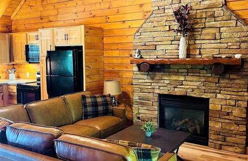 Logan Cabin | Summit Point - Cozy & Secluded Getaway - Heart of Hocking Hills