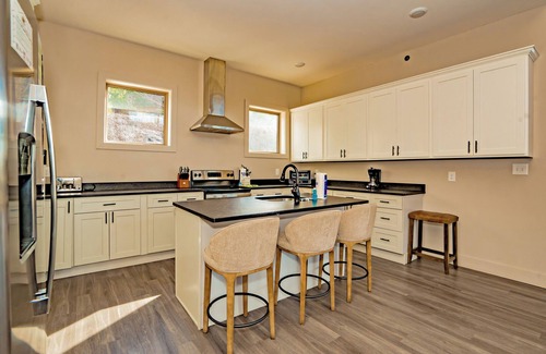 Gatlinburg - Pigeon Forge Cabin | SummitTrailRetr: Indoor Pool, Spectacular Views, Theater, Games, Hot Tub, Wifi