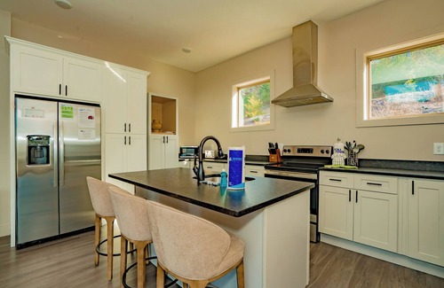 Gatlinburg - Pigeon Forge Cabin | SummitTrailRetr: Indoor Pool, Spectacular Views, Theater, Games, Hot Tub, Wifi