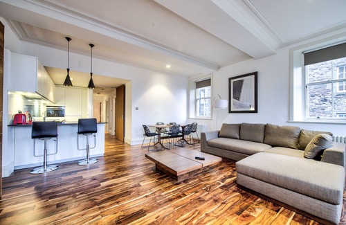 Old Town Apartment | Sumptuous 2BR Apt Next To Edinburgh Castle!