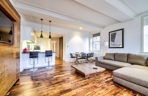 Old Town Apartment | Sumptuous 2BR Apt Next To Edinburgh Castle!