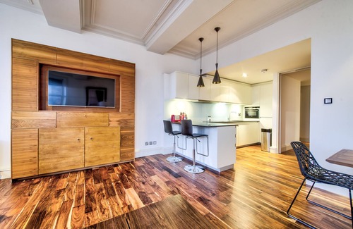 Old Town Apartment | Sumptuous 2BR Apt Next To Edinburgh Castle!