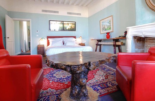 Saint-Michel Bed & Breakfast | Sumptuous red suite and its wooded, unique and charming atmosphere