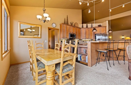 Woodmoor House | Sun Breck Lodge - Panoramic Mountain Views & Hot Tub