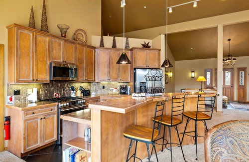 Woodmoor House | Sun Breck Lodge - Panoramic Mountain Views & Hot Tub