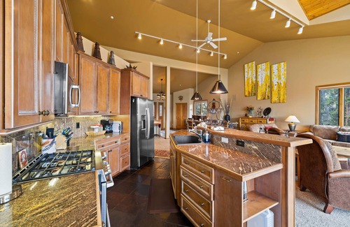 Woodmoor House | Sun Breck Lodge - Panoramic Mountain Views & Hot Tub