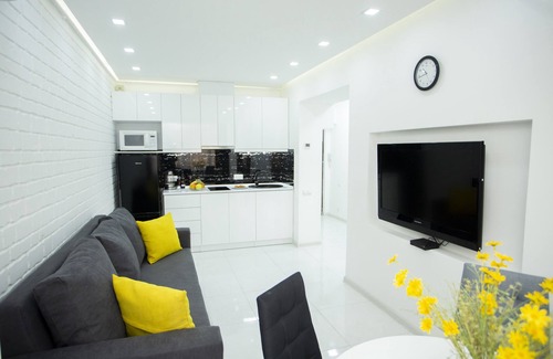 Kentron Apartment | ★Sun-Splashed Suite in City Center - FREE Parking★
