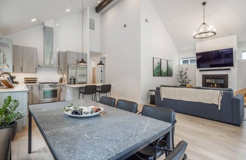 Roslyn House | Suncadia 2 Bdrm Cabin with Firepit Close to Nelson Farm