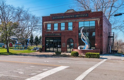 Fairport Harbor Apartment | Sunfish Room