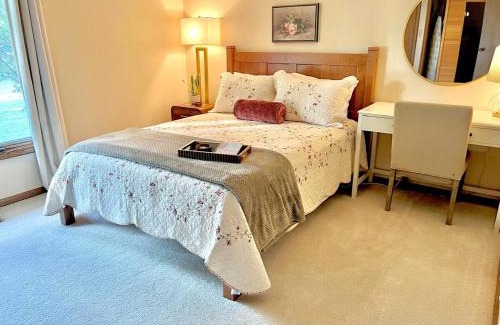 Hutchinson House | Sunlit Maple Inn-Rest Awaits You