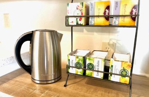 Hutchinson House | Sunlit Maple Inn-Rest Awaits You