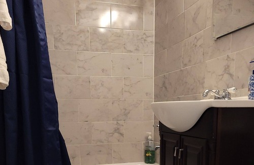 Queens Apartment | Sunny 2 Bedroom with terrace near Bayside Train Station 21 mins from Manhattan