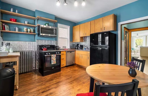 Edgewater Apartment | Sunny Andersonville Retreat - 2BD-1BTH + Office