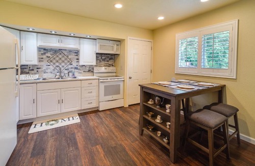 Shasta Lake House | Sunny California Retreat with Pool Access and Patio!