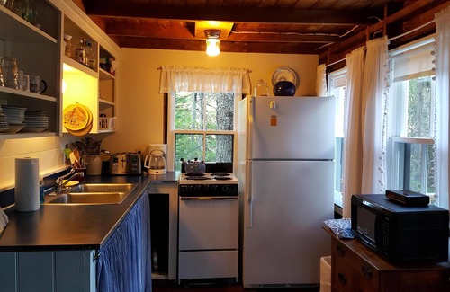 Tenants Harbor Cottage | Sunny, Comfortable Cottage, Tenants Harbor with wi-fi and screened porch