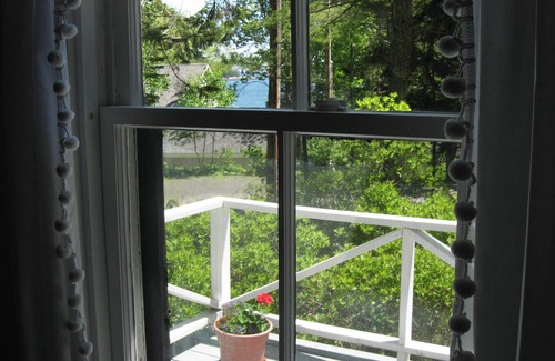 Tenants Harbor Cottage | Sunny, Comfortable Cottage, Tenants Harbor with wi-fi and screened porch