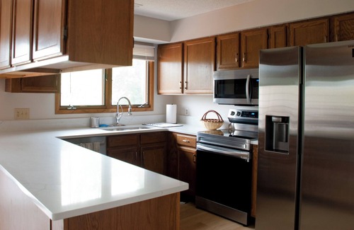 Urbandale Condo | Sunny condo in Urbandale. Quiet neighborhood, plenty of space and relaxing deck!