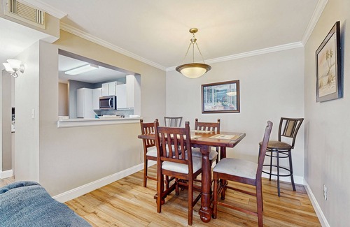Gulf Shores Condo | Sunny condo with pool, hot tub, tennis, central AC, & washer/dryer