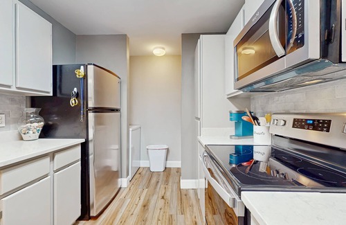 Gulf Shores Condo | Sunny condo with pool, hot tub, tennis, central AC, & washer/dryer