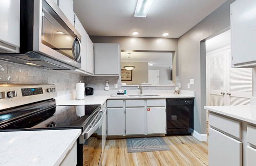 Gulf Shores Condo | Sunny condo with pool, hot tub, tennis, central AC, & washer/dryer