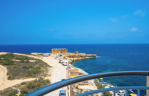 Marsalforn Apartment | Sunny Corner Suite with Sea View and Bath 402