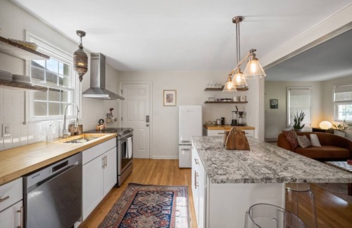 Charlottesville House | Sunny & Cozy Walkable Downtown Cottage