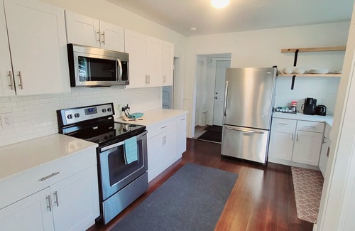 Everett House | Sunny Everett Home next to Park/Pickleball & More! 2 Queen 1 Sofa Bed