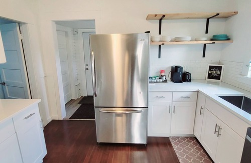 Everett House | Sunny Everett Home next to Park/Pickleball & More! 2 Queen 1 Sofa Bed