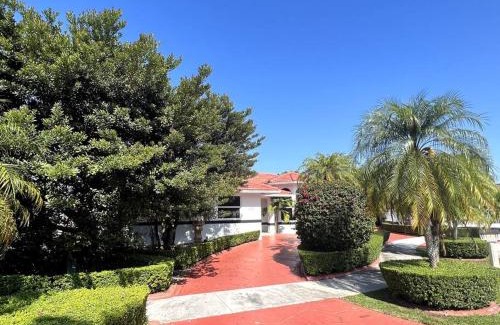 Tamiami House | Sunny Getaway: Relaxing Miami Home