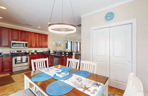 Myrtle Beach House | Sunny Getaway w/pool - Walk to Beach, Restaurants & Attractions