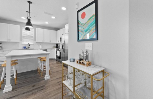 Southside Apartment | Sunny Haven: Chic 2BR/2BA with Pool & Gym