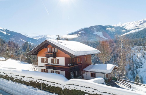 Windau Apartment | Sunny holiday home with open views