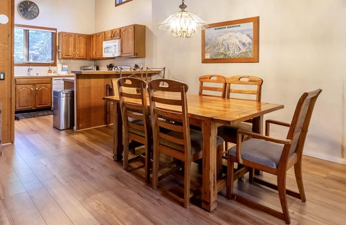 Mammoth Lakes House | Sunny, Large, Updated, Pet Friendly Townhome, Spa, Wifi and Free Parking