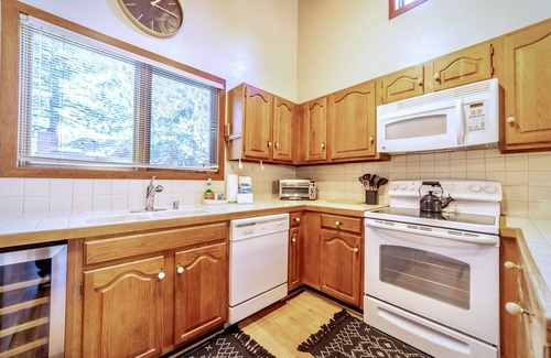 Mammoth Lakes House | Sunny, Large, Updated, Pet Friendly Townhome, Spa, Wifi and Free Parking