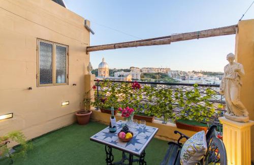 Kalkara Apartment | Sunny Maltese townhouse Madonnina Kalkara - Happy Rentals